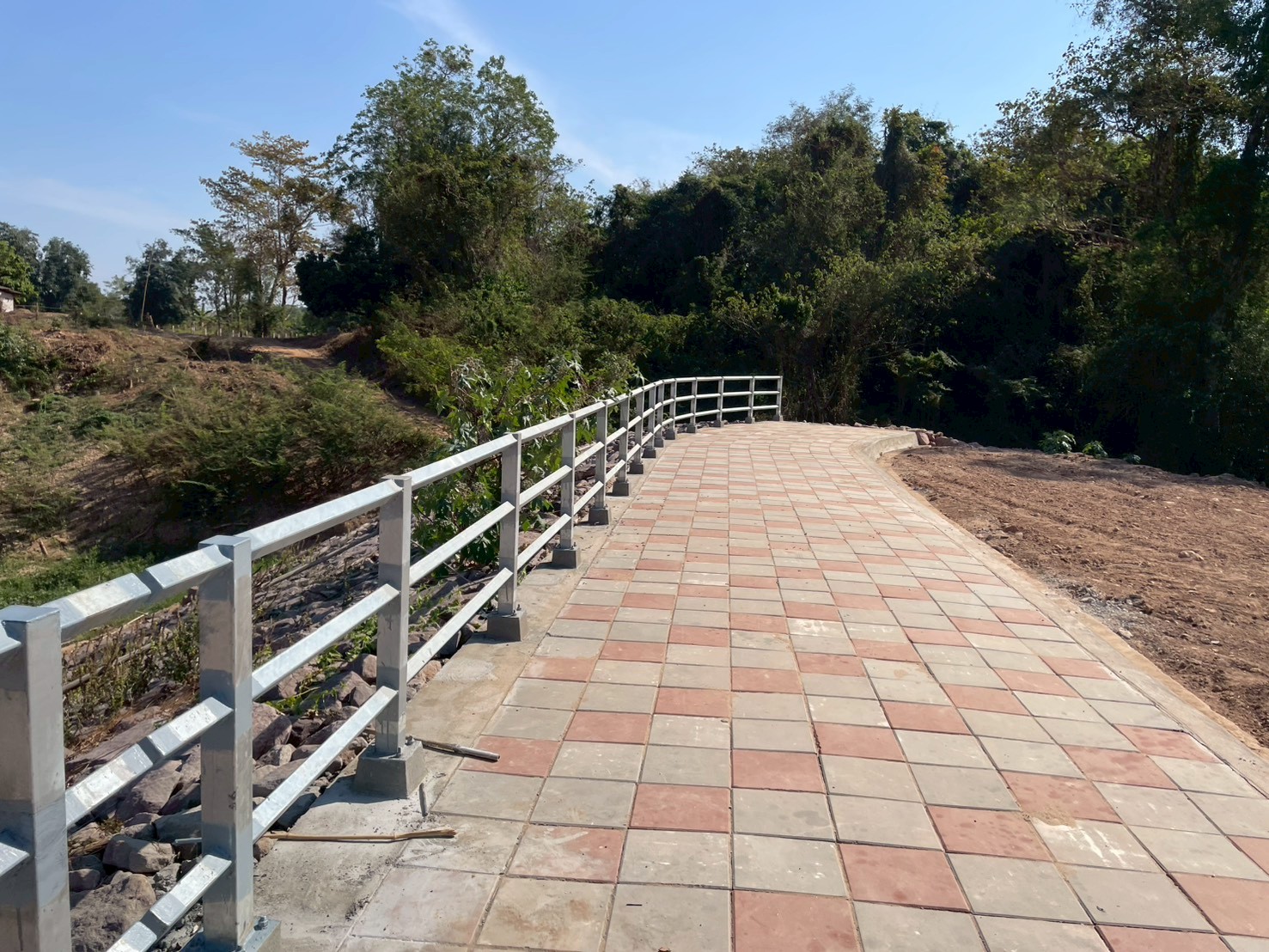 โครงการก่อสร้างเขื่อนป้องกันตลิ่งริมแม่น้ำโขง  บ้านโนนตาล  หมู่ที่ 10 (ต่อเนื่องเขื่อนเดิมปี 61 เหนือน้ำ) พร้อมปรับปรุงภูมิทัศน์  บริเวณจุดชมวิวหาดชมดาว  ตำบลนาตาล อำเภอนาตาล  จังหวัดอุบลราชธานี  ความยาวไม่น้อยกว่า 500 เมตร   โดยทำการก่อสร้างในความยาว 792 เมตร
